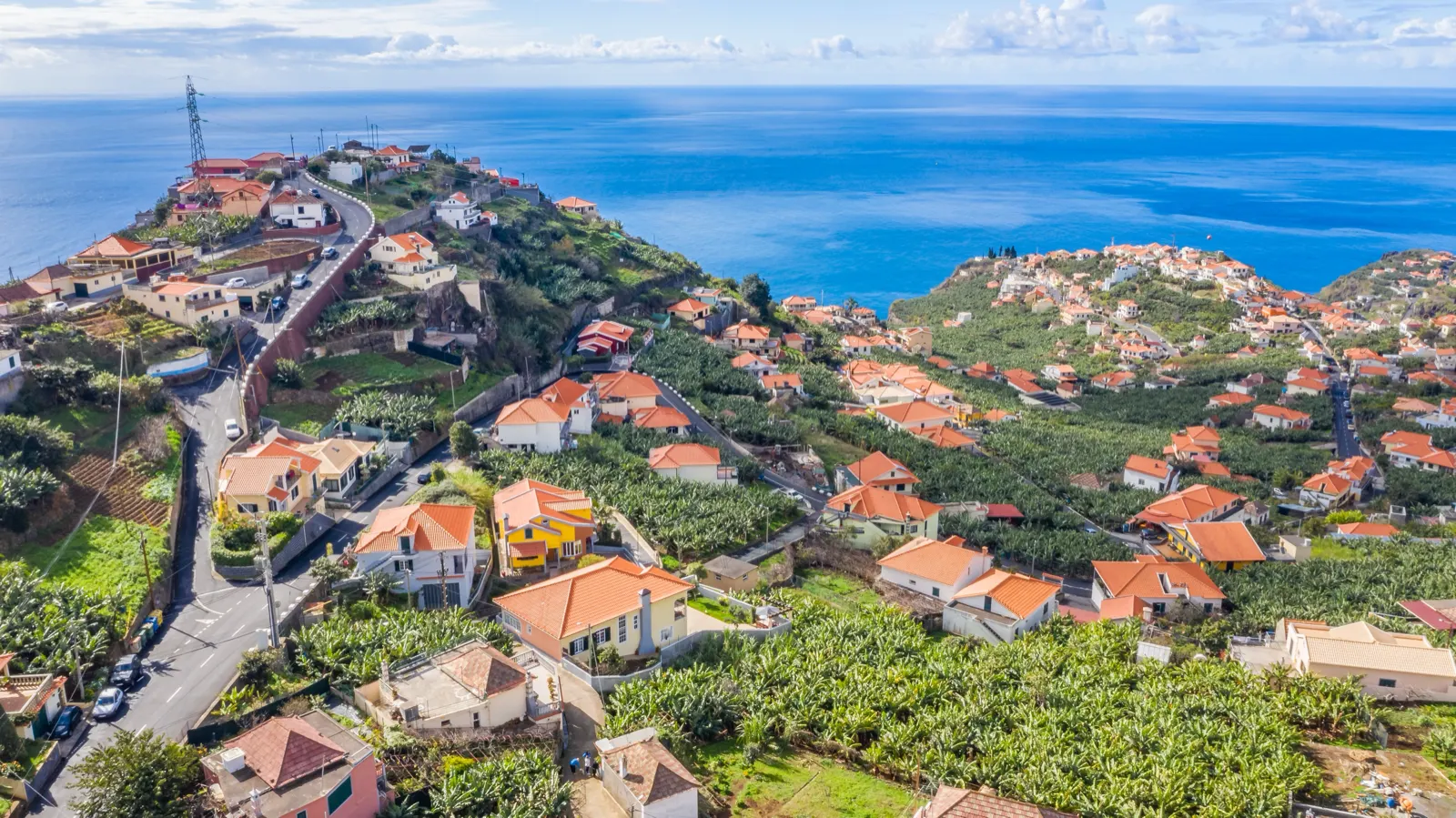 Ponta do Sol z dronu, banánové terasy stoupají od oceánu do svahu